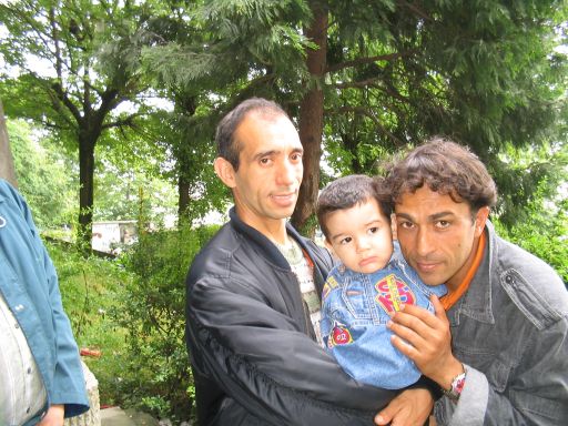 Yahia con suo figlio e Tahir