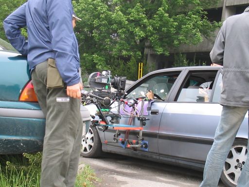 La cinepresa montata su un auto per le riprese mobili