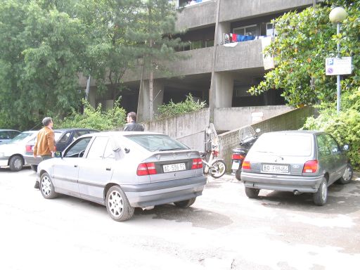 I due 'poliziotti' arrivano nel parcheggio