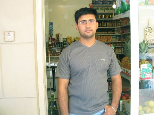 Kashif sulla porta del negozio