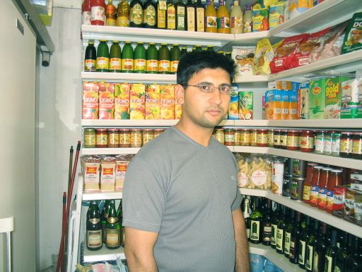 Kashif in un angolo caratteristico del negozio
