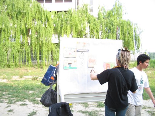 I disegni vengono appesi alla lavagna