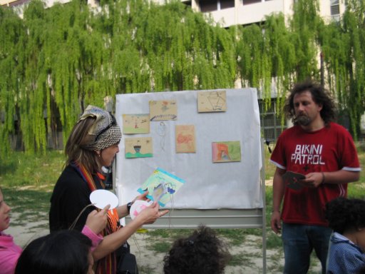 Altri disegni si aggiungono sulla lavagna