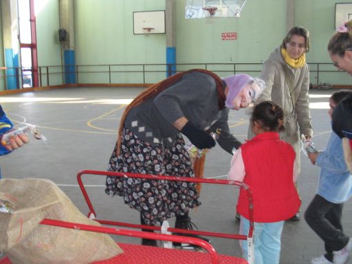 La Befana regala i doni ai bambini