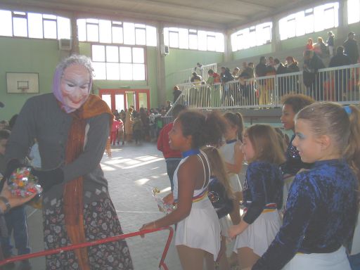 La Befana regala i doni ai bambini