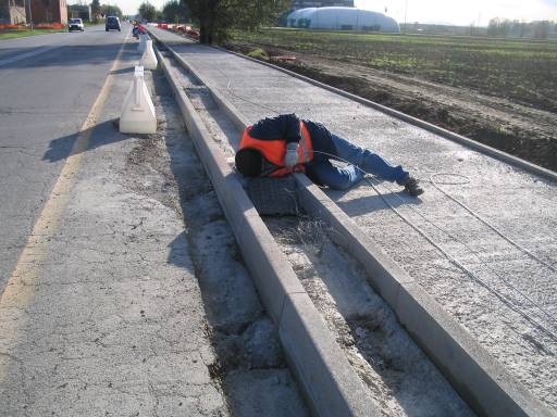 Percorso ciclopedonale - elettricisti al lavoro per preparare l'illuminazione