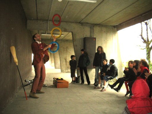 Il clow gioca con i cerchi