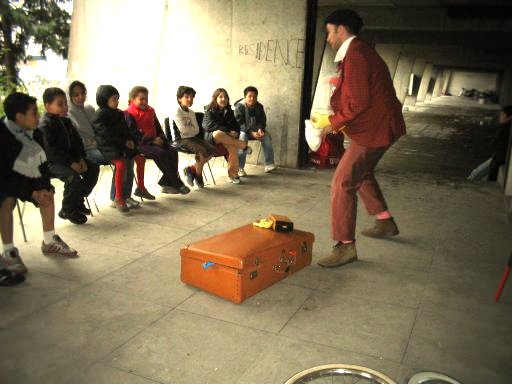 Clow e bimbi sotto il portico