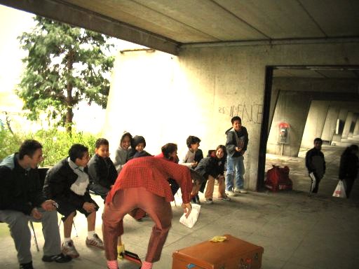 Clow e bimbi sotto il portico