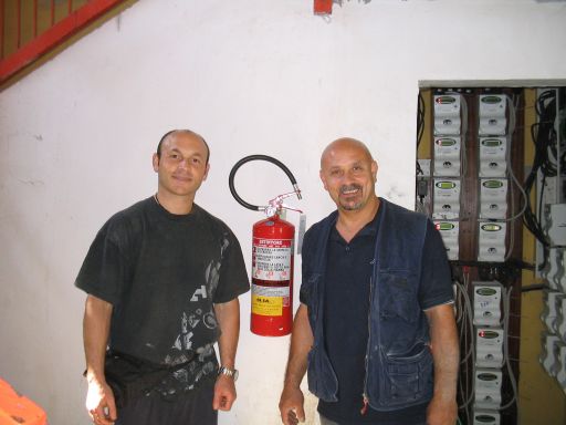 Il signor Aldo e il sig. Riccardo, tecnici installatori di estintori