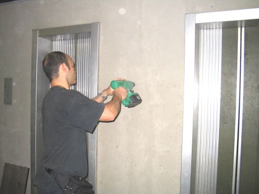 Il sig. Riccardo prepara il posizionamento di un estintore nell'interrato