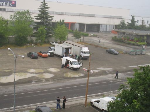 Arrivano i camion della troupe cinematografica