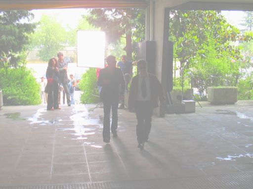 I due 'poliziotti' entrano nel palazzo