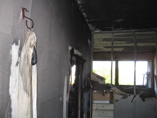 Quello che resta dell'appartamento 310 dopo l'incendio