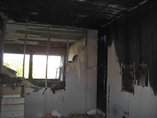 Quello che resta dell'appartamento 310 dopo l'incendio