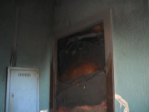 Primo piano della porta incendiata