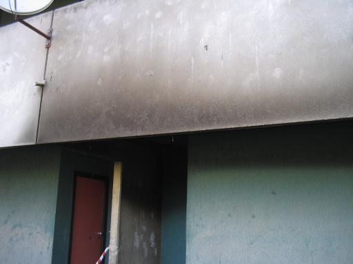Il balcone condominiale annerito dal fumo