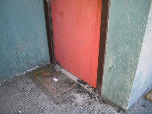 La porta del 310 con i resti della cenere