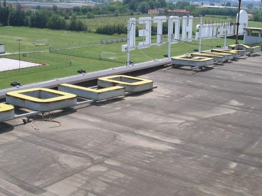 Belhassen al lavoro mente installa un citofono