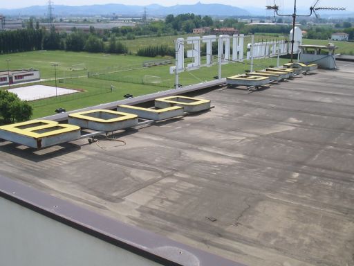 La vecchia insegna del Bologna Due - sullo sfondo le colline bolognesi, tra cui San Luca