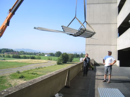 La gru porta le lamiere al terzo piano