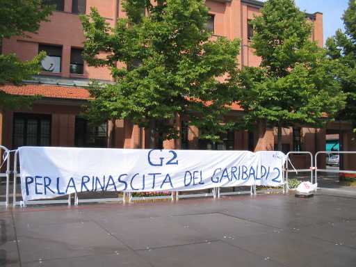 Lo striscione del G2 in piazza a Calderara