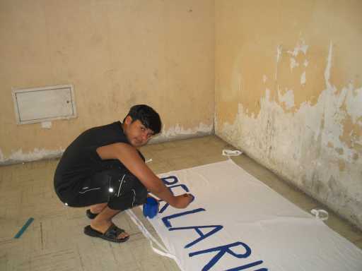 Nazam prepara lo striscione
