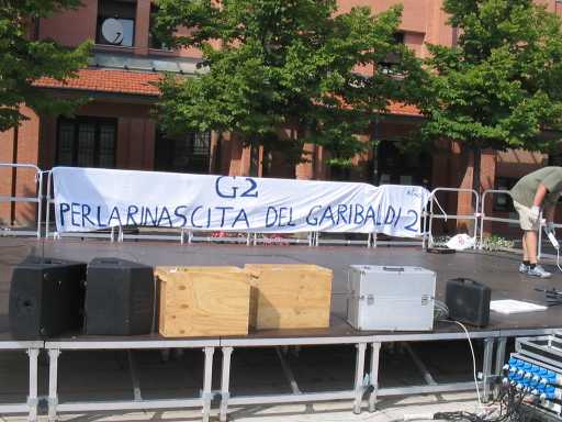 Lo striscione sul palco del concerto