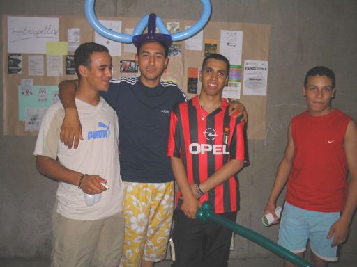Ragazzi col palloncino del clow vicino alle 'retrospettive