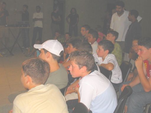 Sempre i bambini guardano il clow