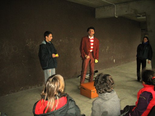 Il clown Filippo e Nicola giocano con le palline