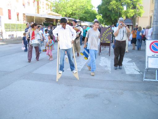 Tra le bancarelle del mercato in via Roma