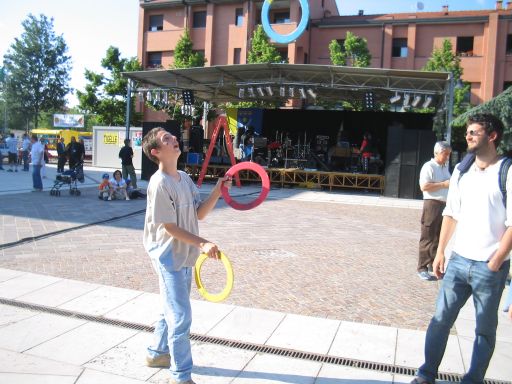 Piazza Marconi, spettacolare esibizione di Nicola coi tre cerchi