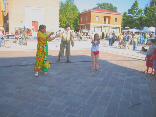 Piazza Marconi, altra esibizione con le 'bolas', <br>Poposki incita