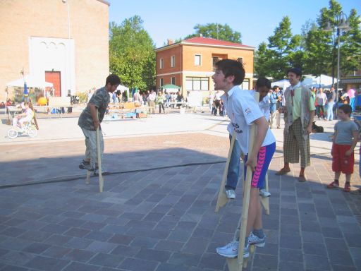 Piazza Marconi, esibizione con i trampoli
