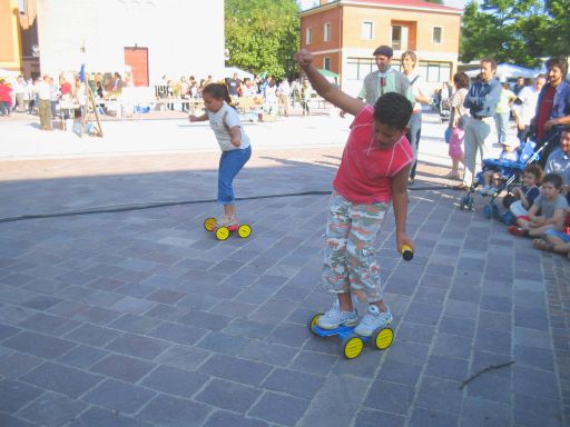 Piazza Marconi, esibizione con i monopattini 