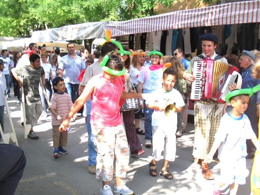 Tra le bancarelle del mercato in via Roma