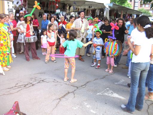 Esibizione di una bimba con un cerchio ai fianchi
