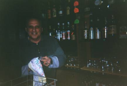 Il signor Paride dietro il bancone del bar Mc Matteo