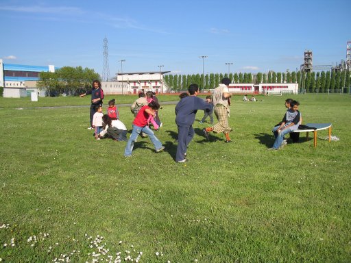 Poposkj suona la fisarmonica, tutti corrono e ballano