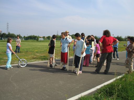 Si prepara la sfilata
Davanti i trampoli