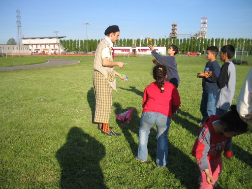 Il clown Filippo e i bimbi si esercitano con le palline