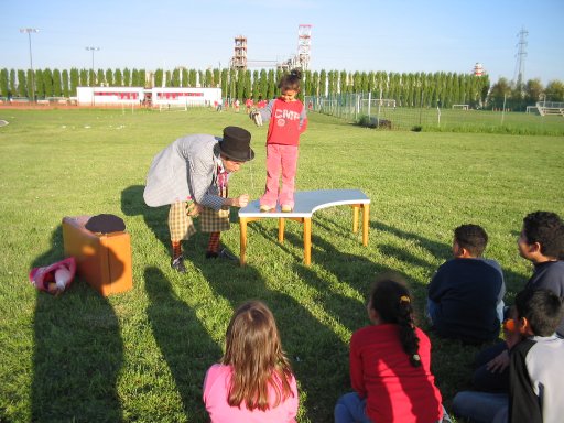 Poposkj e i bimbi accende una miccia e ... fa sparire una bimba