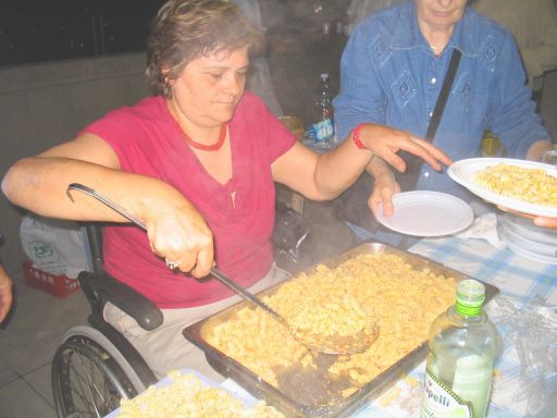 La signora Mirella distribuisce i fusilli