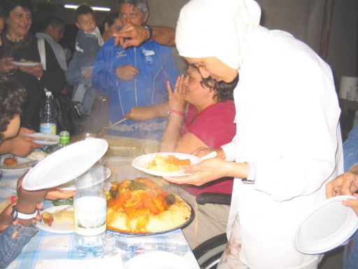 Souada e Mirella distribuiscono il cous cous