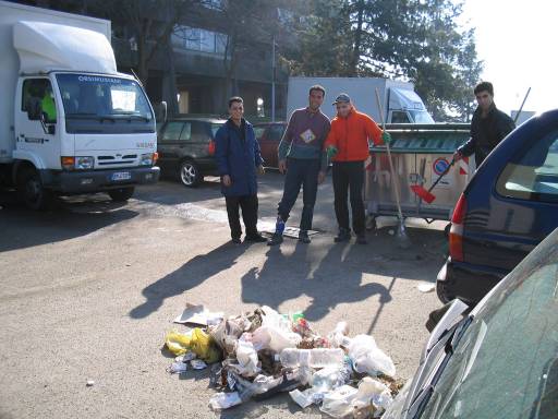 Abitanti del Garibaldi 2 puliscono il condominio