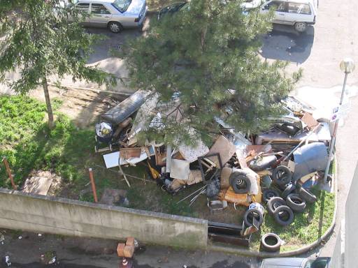 Abitanti del Garibaldi 2 puliscono il condominio