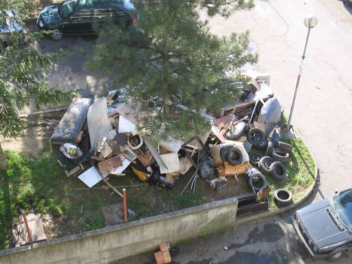 Abitanti del Garibaldi 2 puliscono il condominio