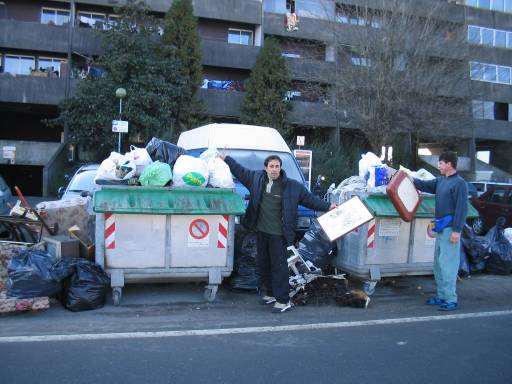 Abitanti del Garibaldi 2 puliscono il condominio