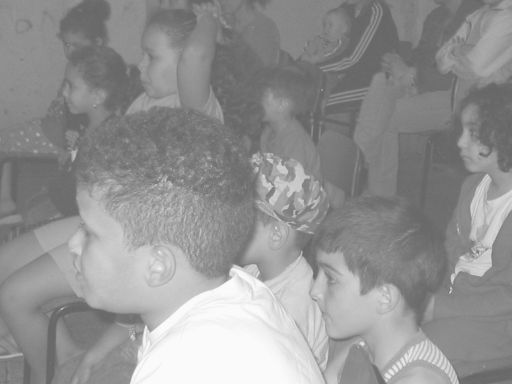 Il pubblico dei bimbi aspetta lo spettacolo
